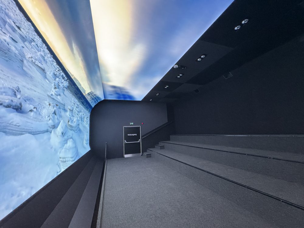Gletscher-Kino in der KLIMA ARENA Sinsheim – LED-Videowand